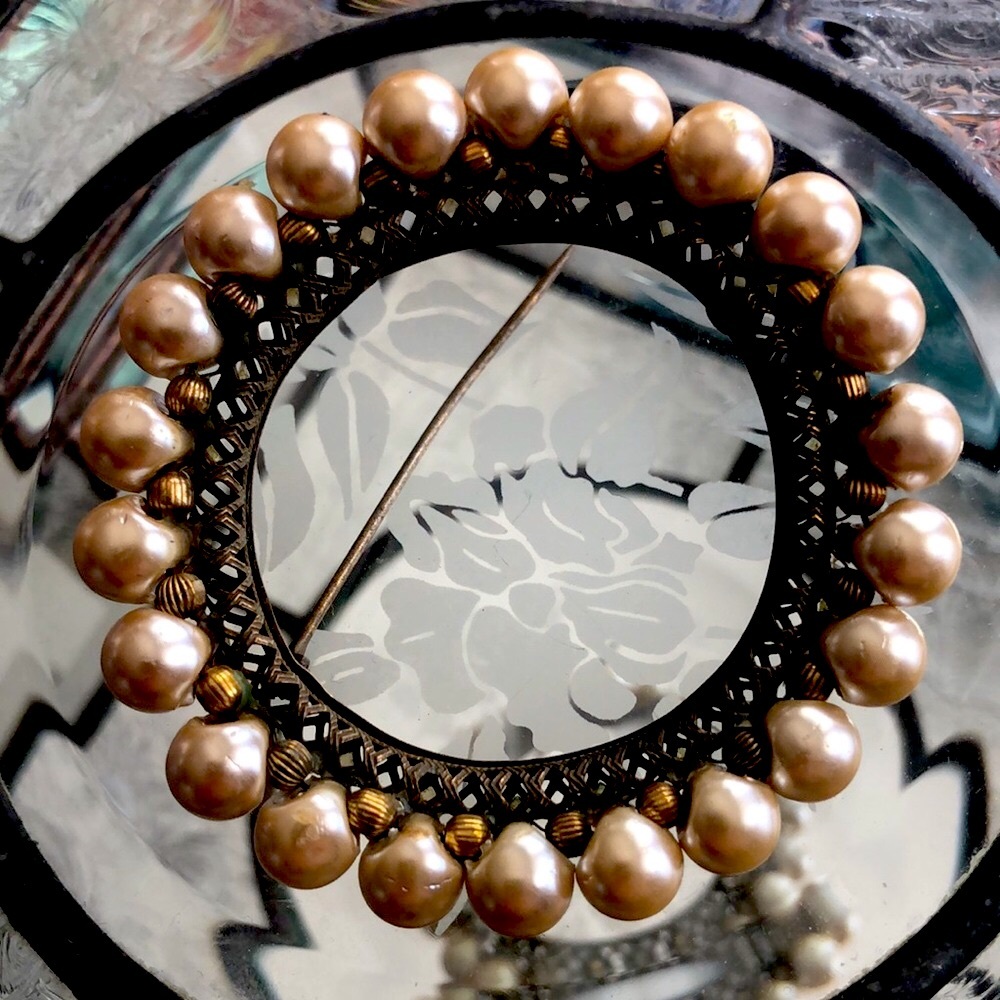 Elegant Pearl and Gold Brooch
